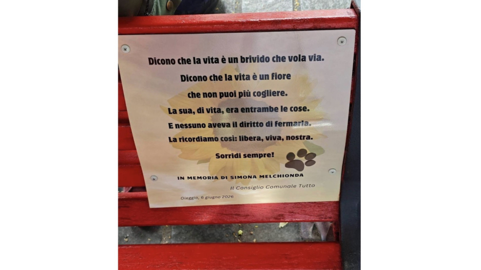 Oleggio, una panchina rossa dedicata a Simona Melchionda